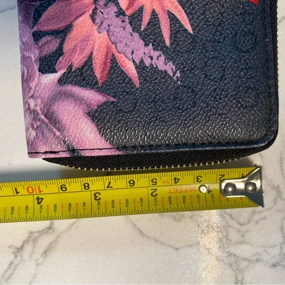 Guess Wallet - Picture 12 of 15